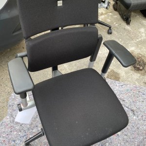 Bürostuhl VOR Reinigung mit Trockeneis